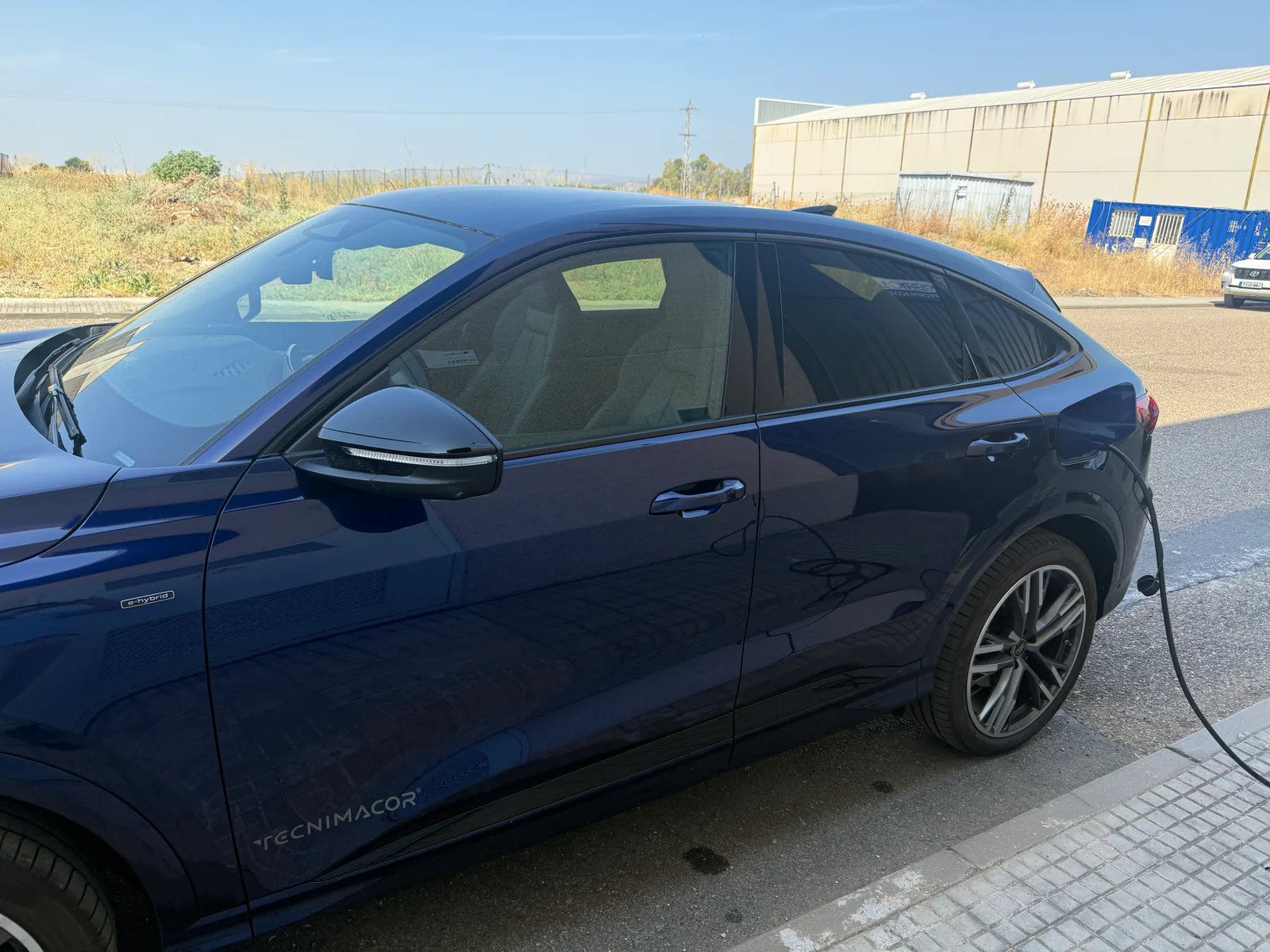 Audi Q5 e-hybrid de Tecnimacor cargando con energía solar en su planta de Villafranca de Córdoba
